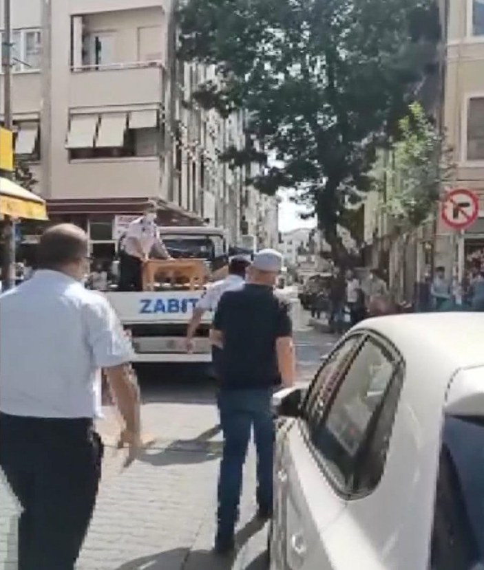 Kadıköy'de esnaf ile zabıta arasında arbede