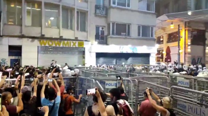 İstanbul Sözleşmesi protestosunda LGBT destekçileri polis barikatlarını yıktı