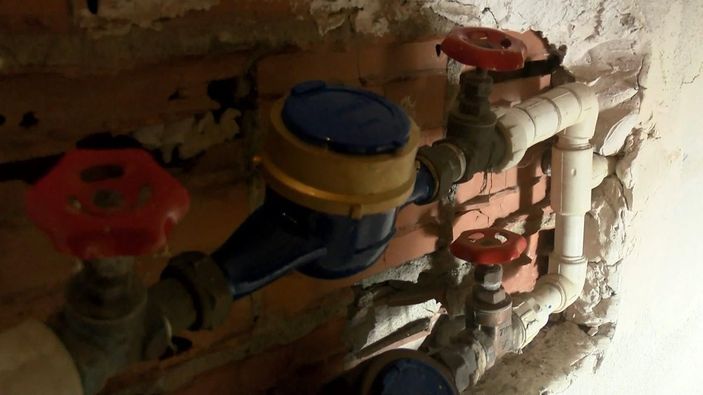 Esenyurt’ta apartmana giren hırsızlar, su sayaçlarını çaldı