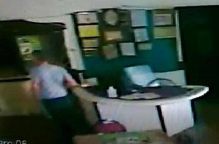 i Denizli'de kahvehaneden cep telefonu çalan hırsız