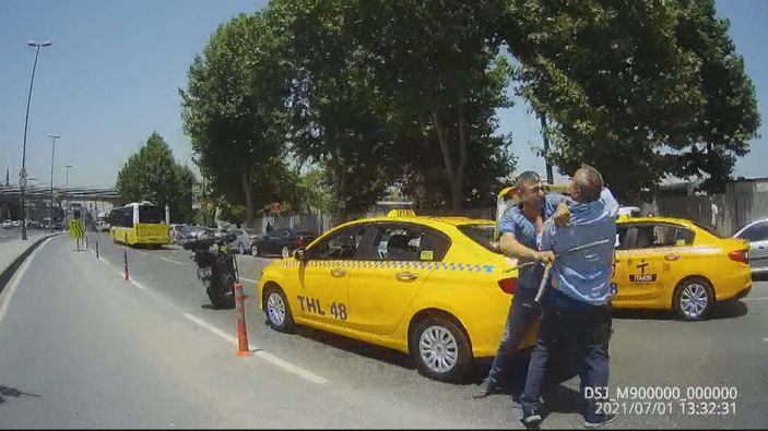 Fatih'te iki taksici sopalarla birbirine saldırdı