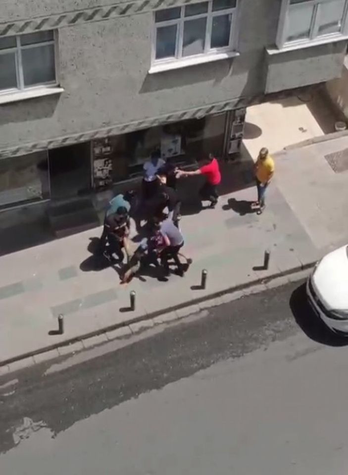 İ Küçükçekmece'de husumetliler arasında yumruklu kavga çıktı