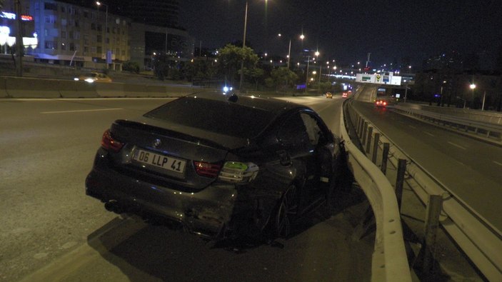 Kadıköy’de kaza yapan sürücü, otomobilini bırakıp kaçtı