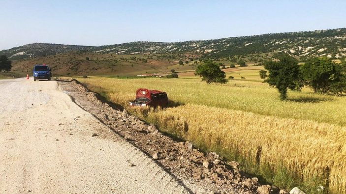 d Eskişehir'de otomobil tarlaya devrildi