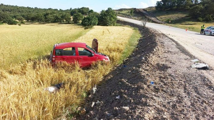 d Eskişehir'de otomobil tarlaya devrildi