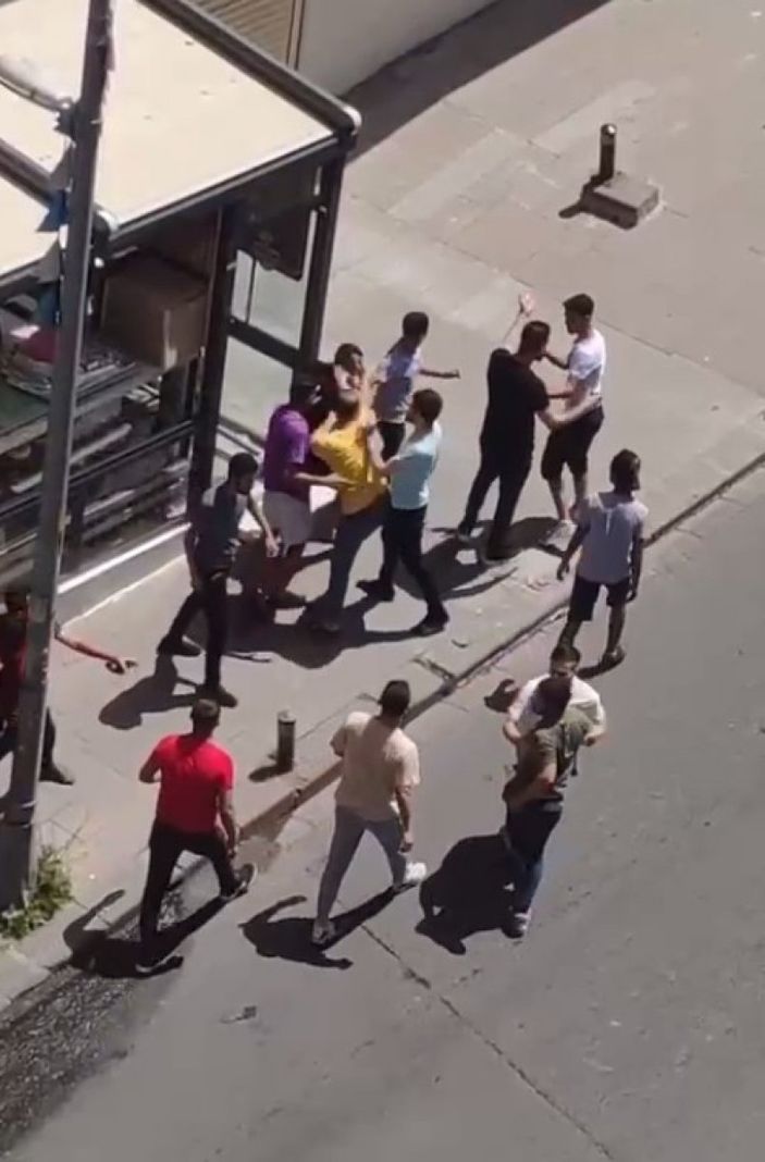 İ Küçükçekmece'de husumetliler arasında yumruklu kavga çıktı