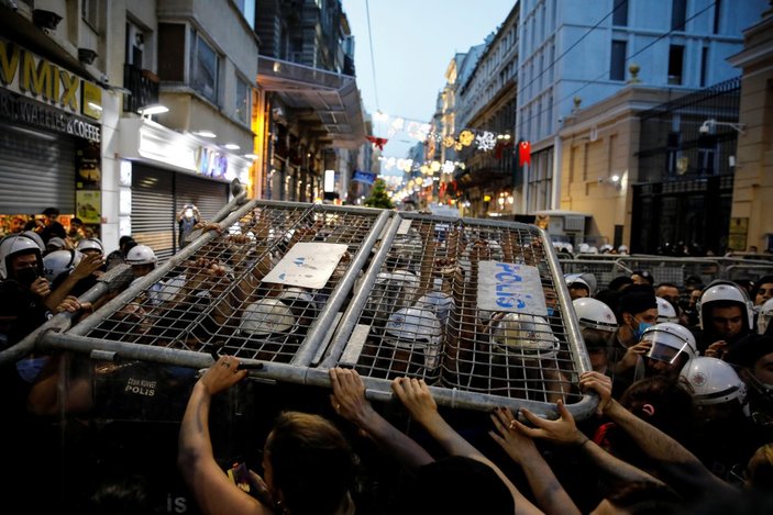 İstanbul Sözleşmesi protestosunda LGBT destekçileri polis barikatlarını yıktı
