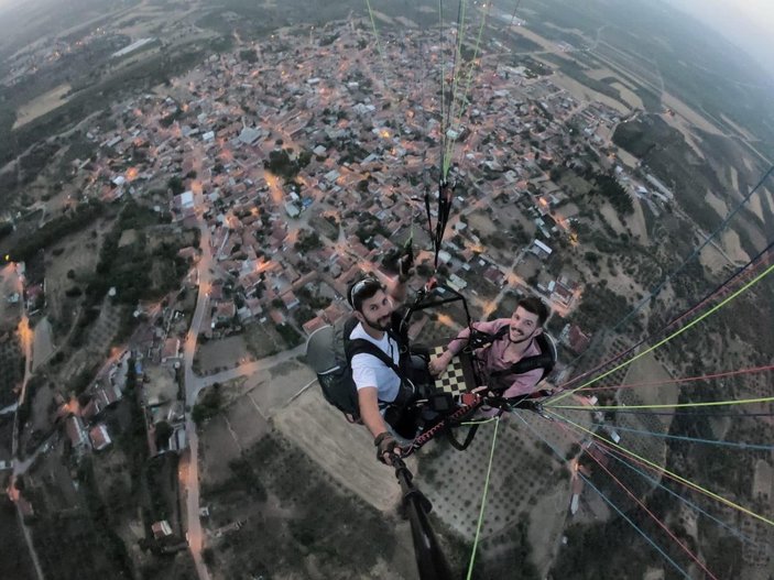 Manisa'da yamaç paraşütü yaparken tavla oynadılar