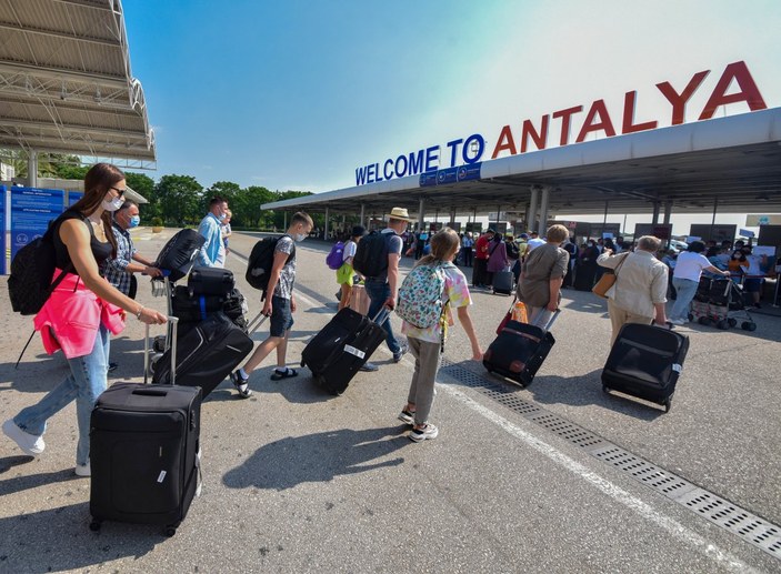 Antalya, turist akınına uğruyor