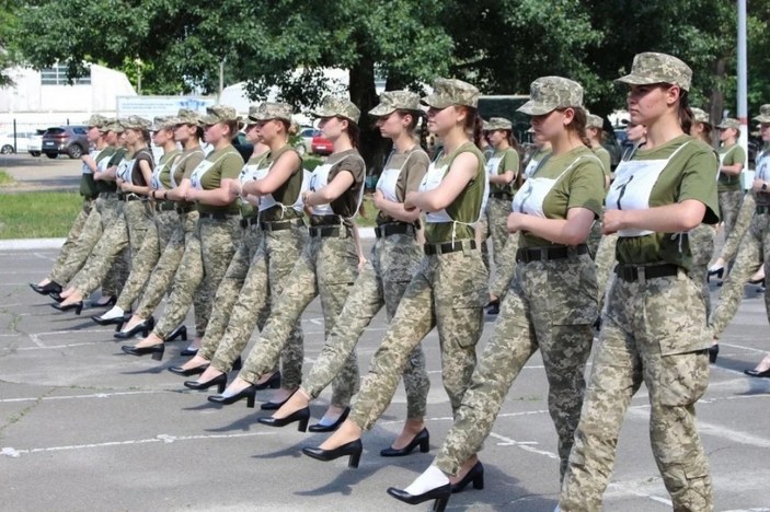 Ukrayna’da kadın askerlerin topuklu ayakkabı giymesi ülkede kriz çıkardı