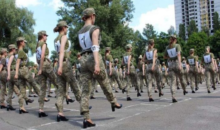 Ukrayna’da kadın askerlerin topuklu ayakkabı giymesi ülkede kriz çıkardı