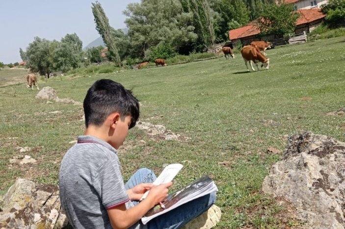 11 yaşındaki Hüseyin'in kitap okuma tutkusu