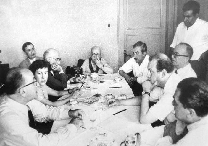 Tarihten bir fotoğraf: Yazarların jüri toplantısı