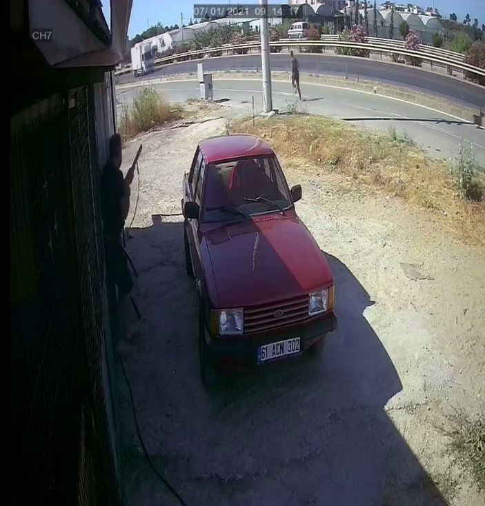 i Antalya'da 'Zavadanak Bekir', evini yakmaya çalışan kişiyi tüfekle kovaladı