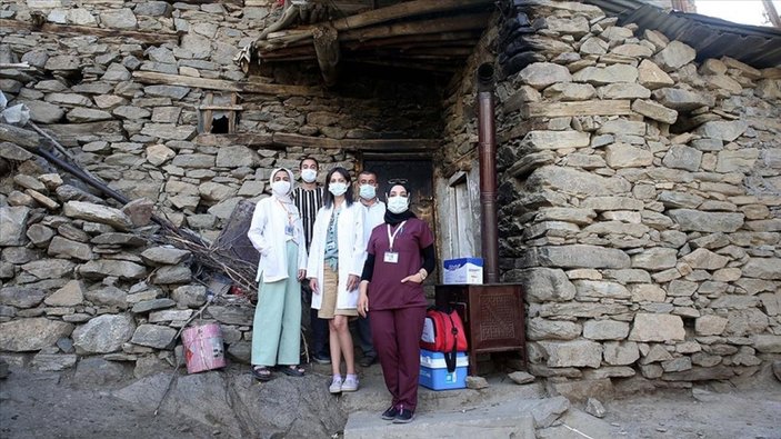 Bitlis'te mobil aşı ekibi köy köy gezerek vatandaşları aşılıyor