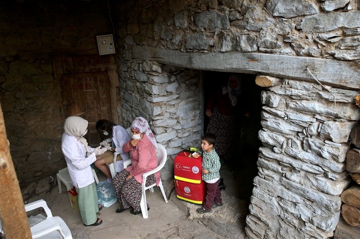 Bitlis'te mobil aşı ekibi köy köy gezerek vatandaşları aşılıyor