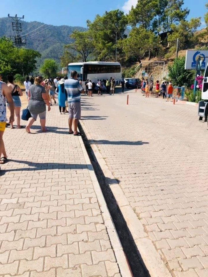 Antalya'da kontrol noktasında görevli astsubaya otobüs çarptı