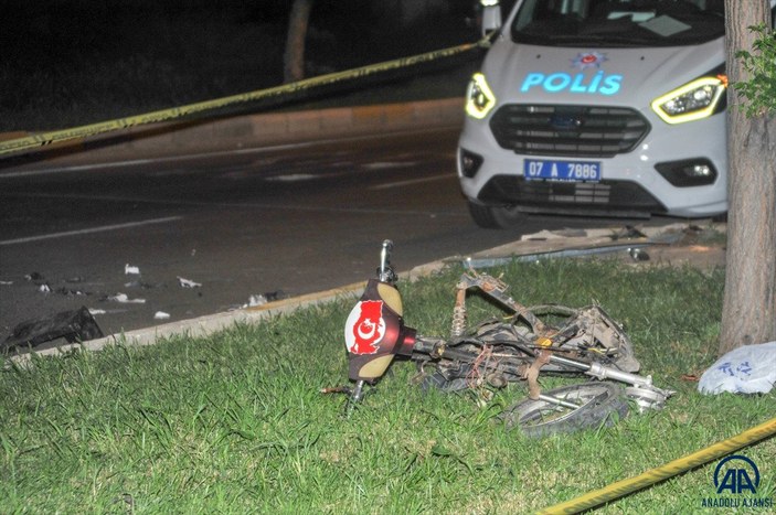 Antalya'da otomobil ile elektrikli bisiklet çarpıştı: 2 ölü