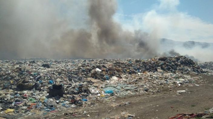 i Çanakkale'de çöplükte çıkan yangına müdahale ediliyor
