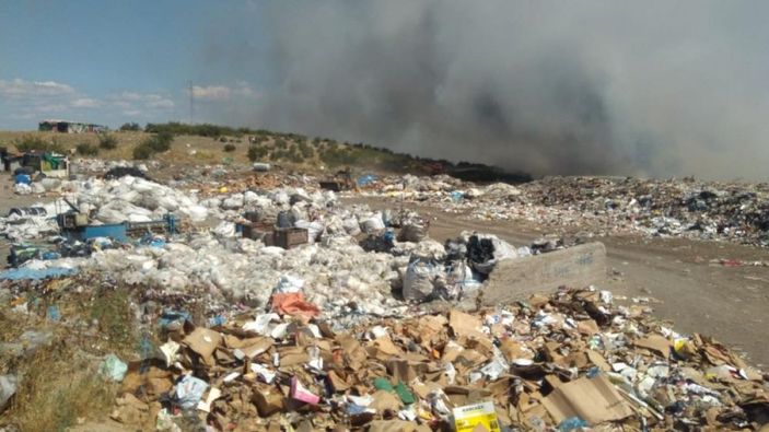 i Çanakkale'de çöplükte çıkan yangına müdahale ediliyor