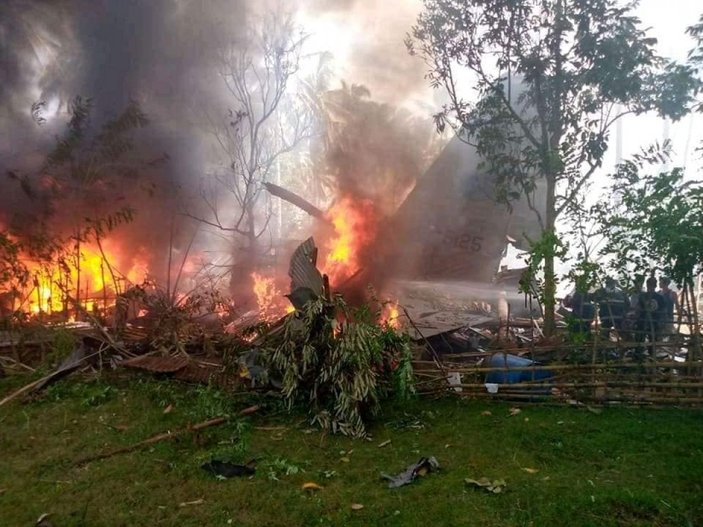 Filipinler'de askeri uçak düştü