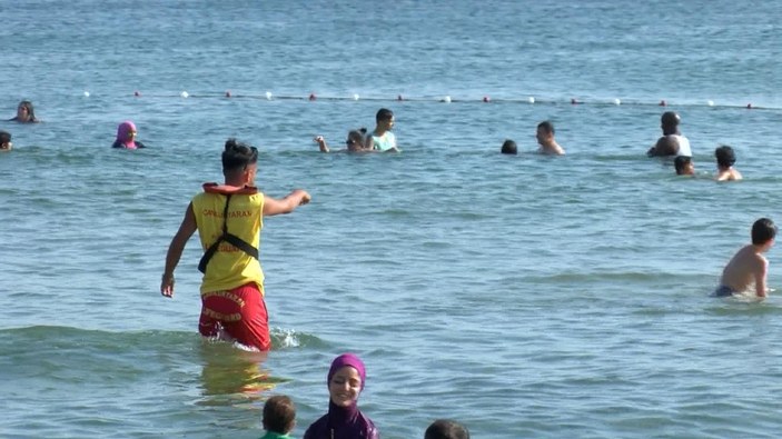 İstanbul'da plajların dolmasıyla cankurtaranlar göreve başladı