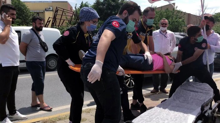 Avcılar’da kadına araba çarptı, seyyar satıcı şemsiye ile gölge yaptı