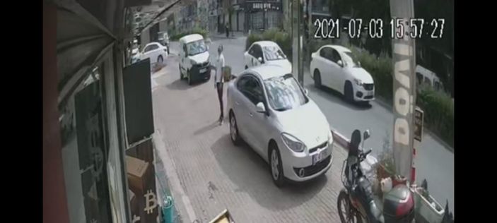 d Güngören’de çatıdan düşen parçalardan son anda kurtuldu