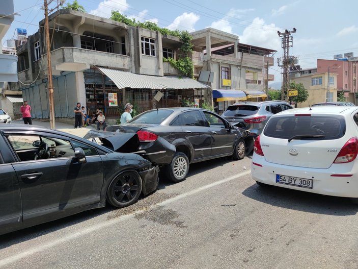 Hatay’da zincirleme kaza:4 araç birbirine girdi