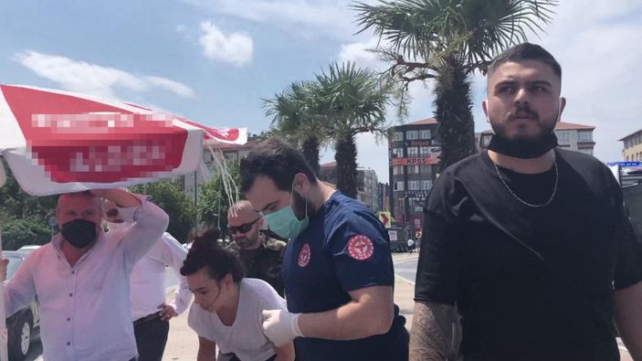 Avcılar’da kadına araba çarptı, seyyar satıcı şemsiye ile gölge yaptı