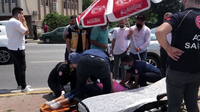 Avcılar’da kadına araba çarptı, seyyar satıcı şemsiye ile gölge yaptı