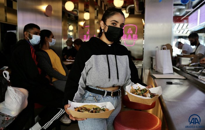 İngiltere eski Sağlık Bakanı Hancock'un istifasını kebap dağıtarak kutladılar