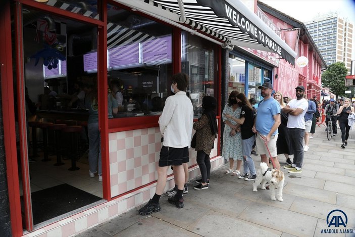 İngiltere eski Sağlık Bakanı Hancock'un istifasını kebap dağıtarak kutladılar