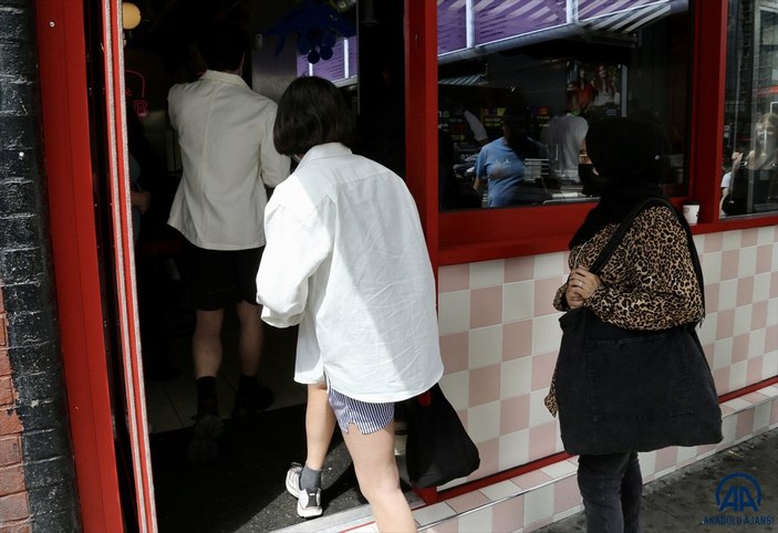 İngiltere eski Sağlık Bakanı Hancock'un istifasını kebap dağıtarak kutladılar