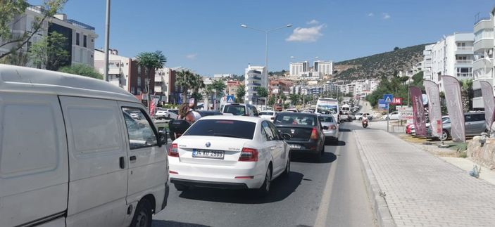 Kuşadası’nda hafta sonu yoğunluğu, yollarda uzun kuyruklar oluştu