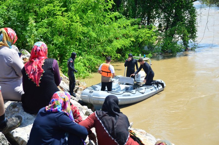 Sakarya'da arkadaşlarından helallik isteyerek girdiği nehirde kayboldu
