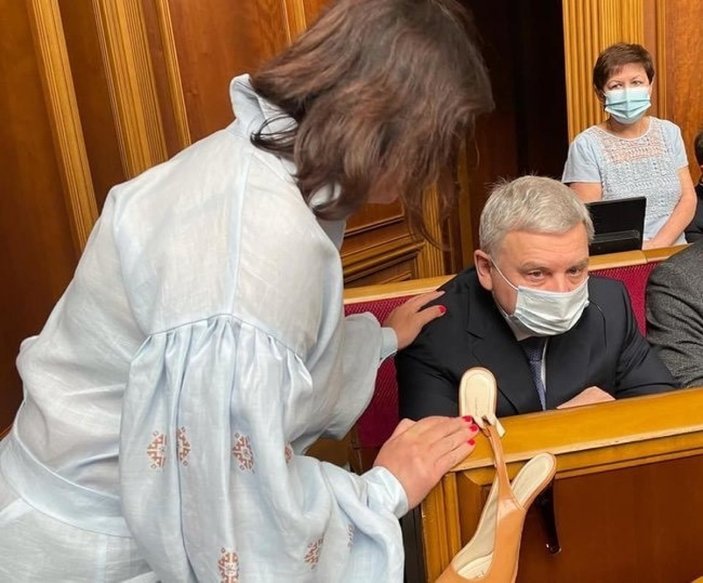 Ukrayna’da kadın milletvekillerinden savunma bakanına topuklu ayakkabı hediyesi