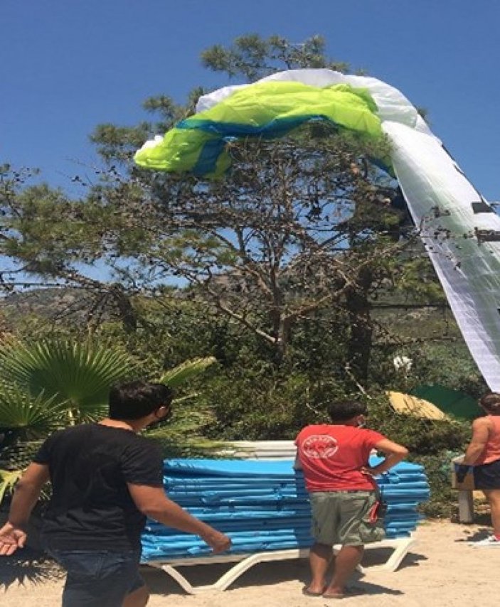 Fethiye'de yamaç paraşütçüleri ağaçta asılı kaldı