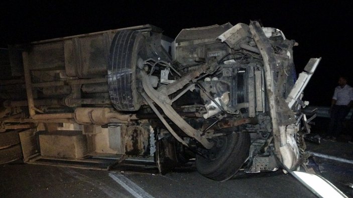 Antalya'da faciayı engellemek için kamyonu yan yatırdı