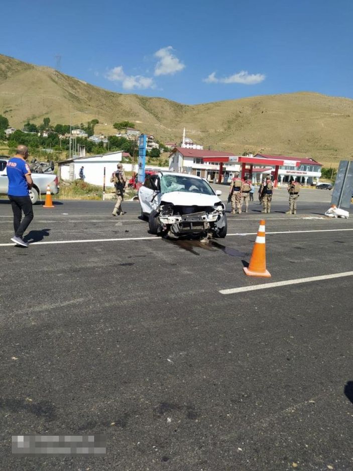 Bitlis'te iki araç çarpıştı: 4 yaralı