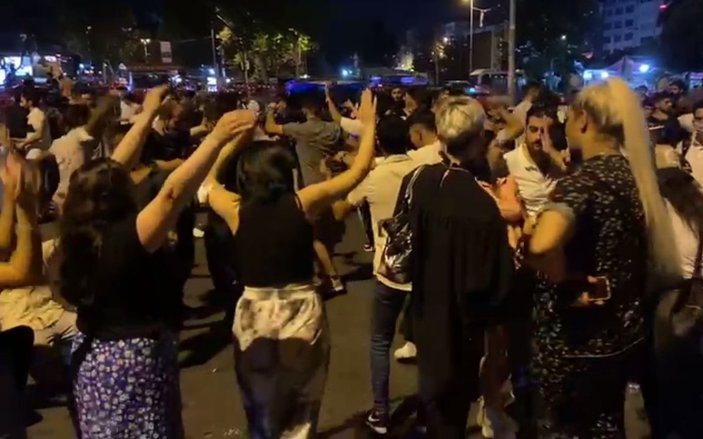 Beşiktaş’ta gençler, koronavirüs yokmuşçasına dans etti