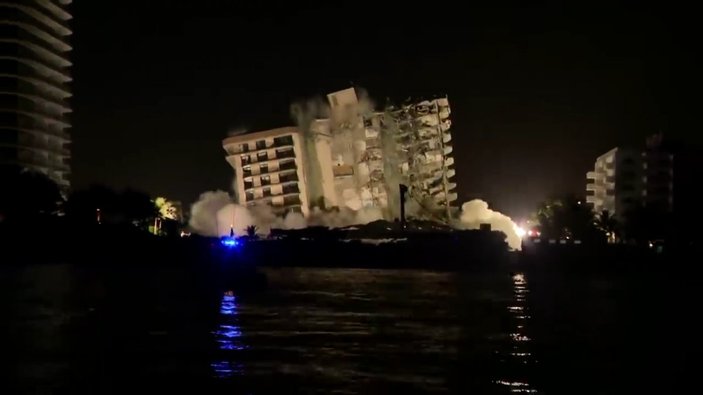 Miami'de bir kısmı çöken binanın tamamı kontrollü şekilde yıkıldı