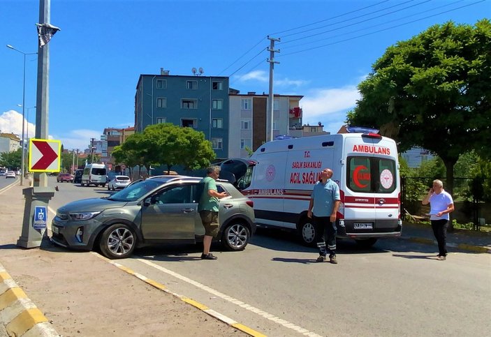 Kocaeli'de ayağını gazdan çekmeyince önce araca, sonra direğe çarptı