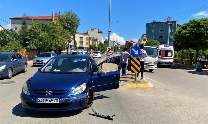 Kocaeli'de ayağını gazdan çekmeyince önce araca, sonra direğe çarptı