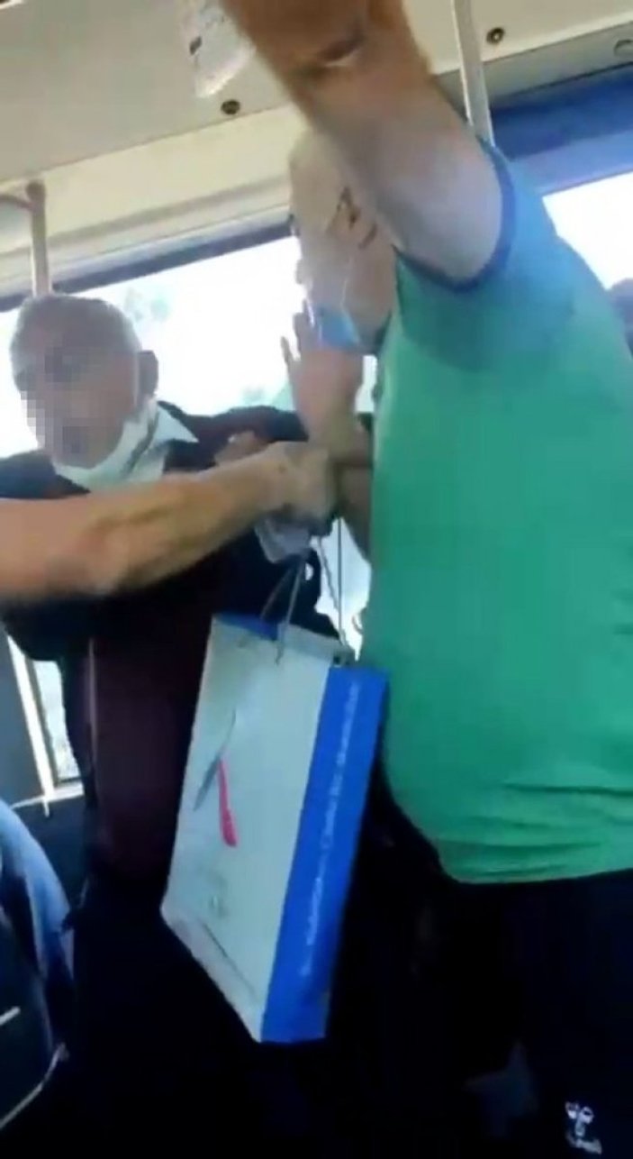 İstanbul'da maskesini çene altına takan yolcu, burun altına takanla tartıştı