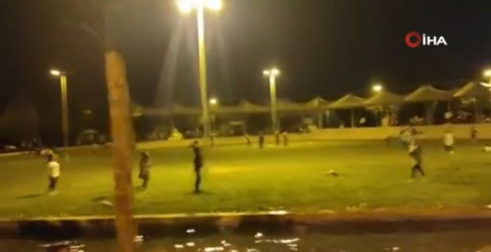 Arnavutköy’de çocuklar süs havuzuna girdi