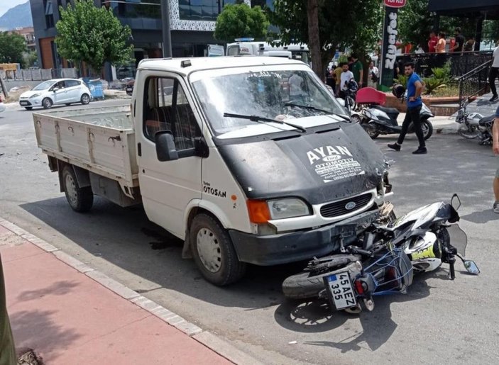 Manisa'da motosiklet ile kamyonetin çarpışma anı