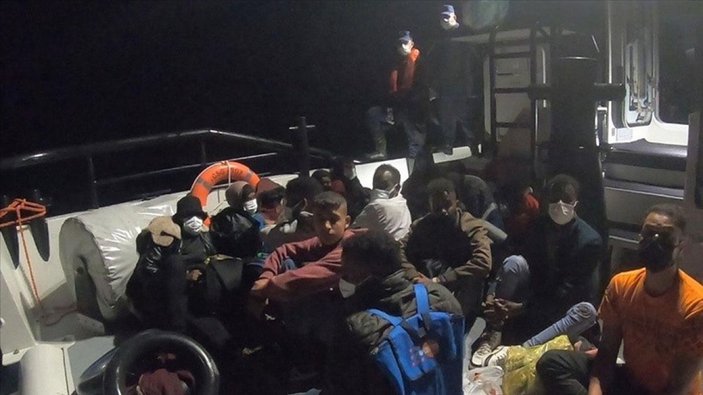 İzmir ve Aydın'da Türk kara sularına itilen 128 göçmen kurtarıldı