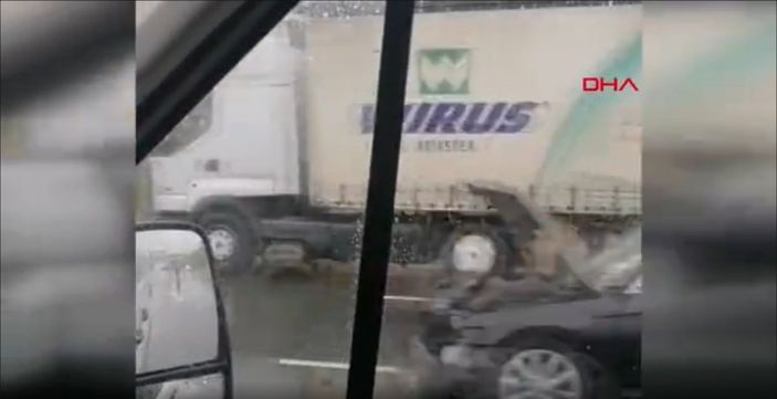 d Kocaeli’de zincirleme kazaya müdahale eden ambulanslara otomobil çarptı