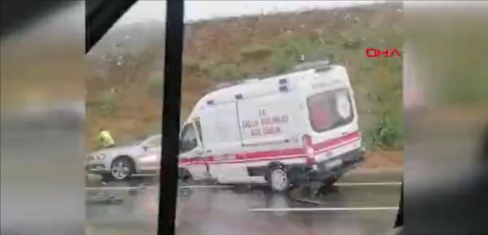 d Kocaeli’de zincirleme kazaya müdahale eden ambulanslara otomobil çarptı